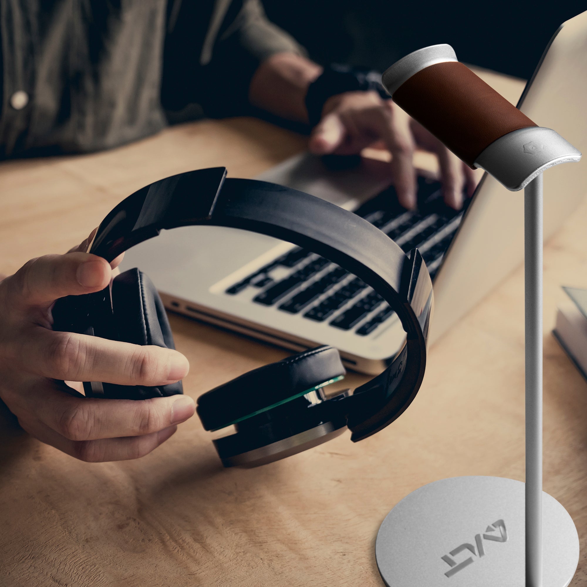 AVLT Slim Aluminum Desktop Headphone Stand - Brown